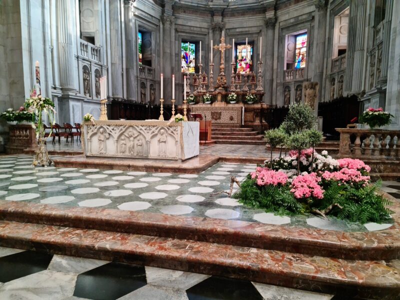 Il Duomo di Como adornato per la Pasqua 2022