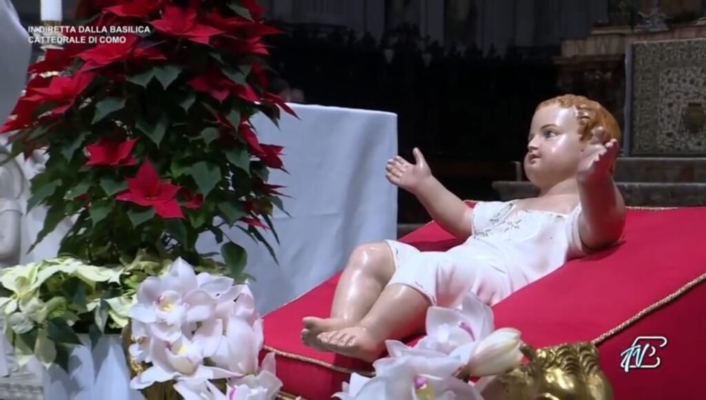 Il santo Bambino deposto, nella notte di Natale, al lato dell'Altare Maggiore in Cattedrale a Como.